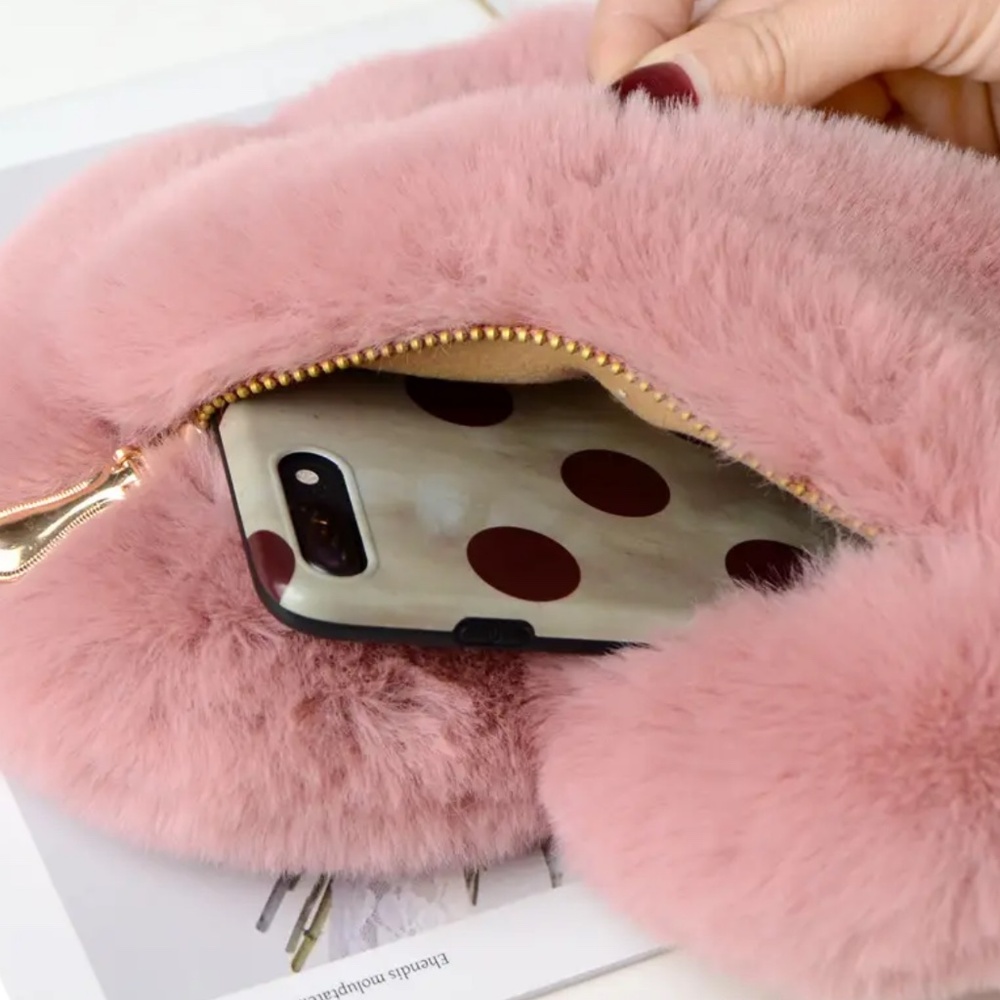 NIP! Dusty Pink Fuzzy Furry Heart Shaped Crossbody Bag with Gold Hardware! - Picture 3 of 6